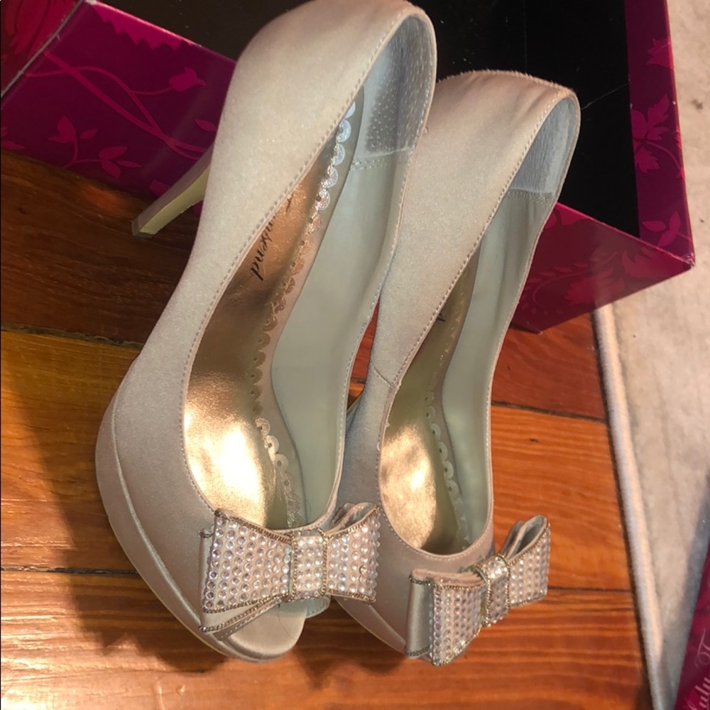 Lulu Townsend nude peep toe heels with bow detail